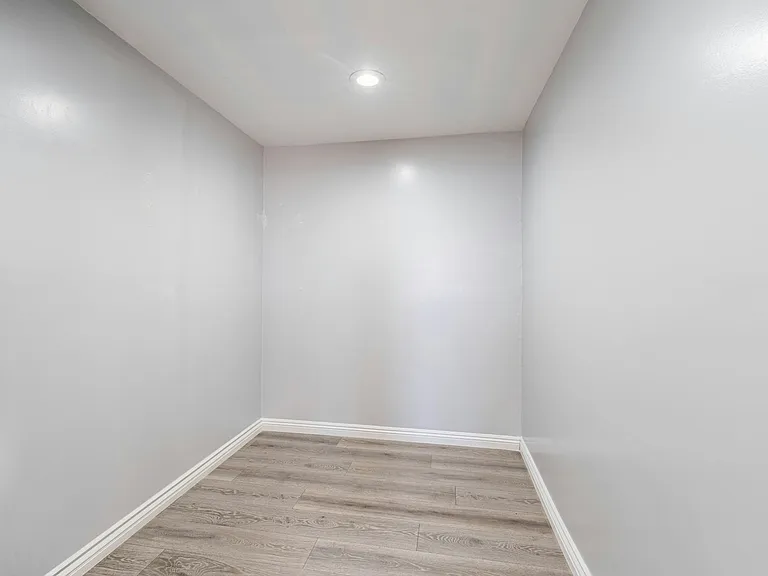 Walk-in Closet "hers" - Master Bedroom