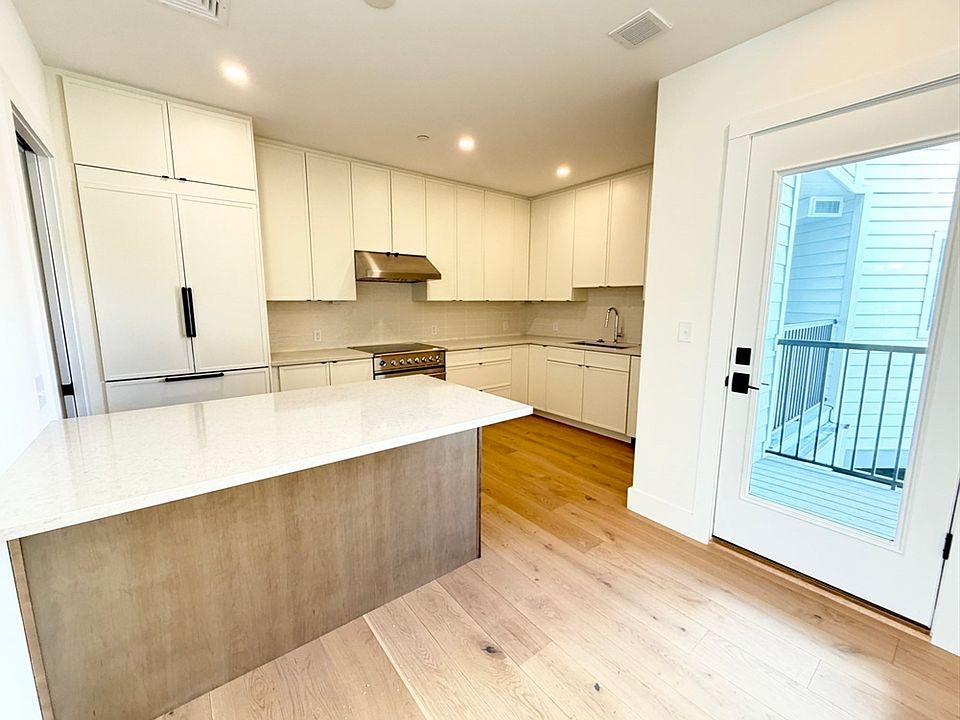 1st image of 10 Elm Ct #10