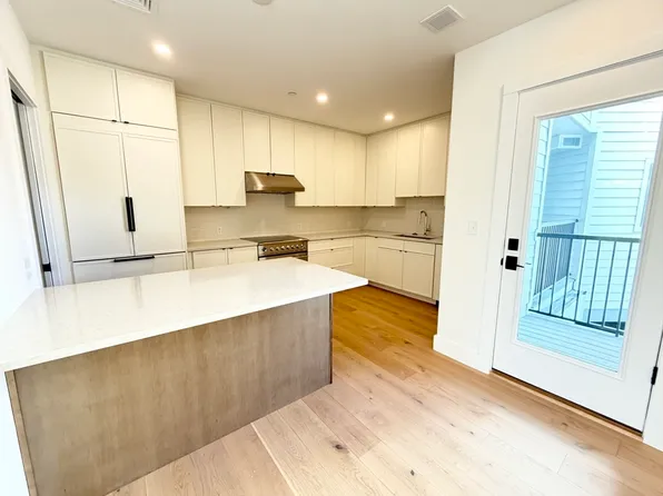 10 Elm Ct #10, West Newton, MA 02465