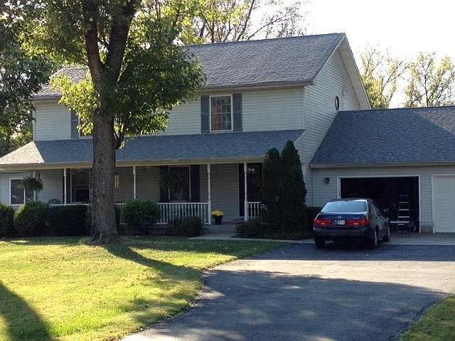 Exterior view. Unit for rent is on the second floor.