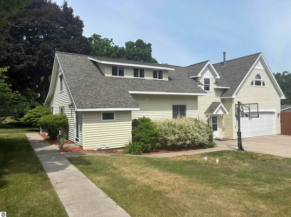 202 W 17th St, Traverse City, MI 49684