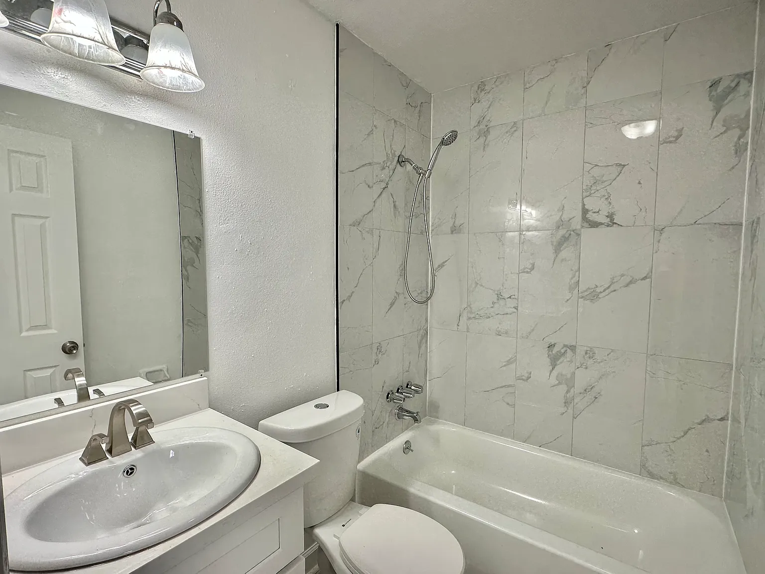 811 Vouray Dr — Photo 3