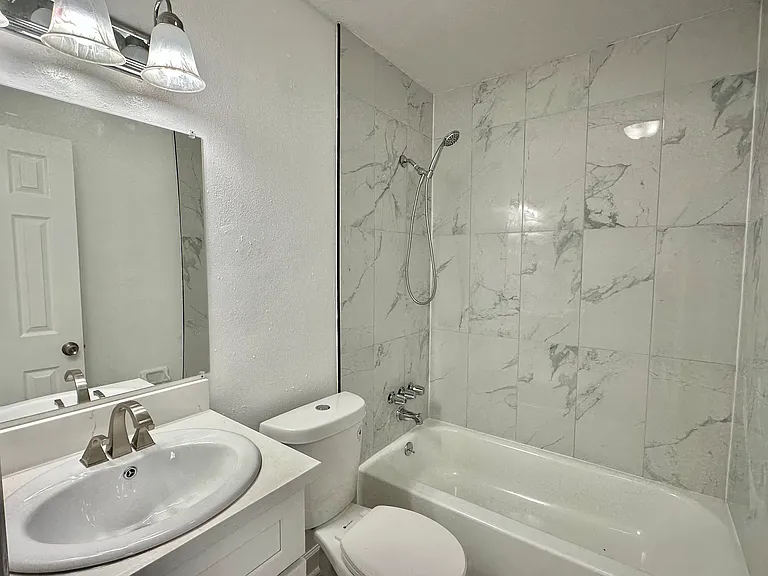 811 Vouray Dr #D — Photo 3