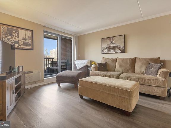 4th image of 200-10 Lombard St #703