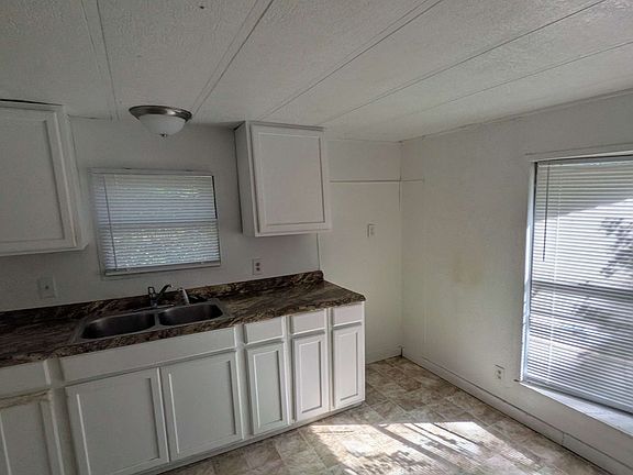 3rd image of 214 Cedar Trail Dr