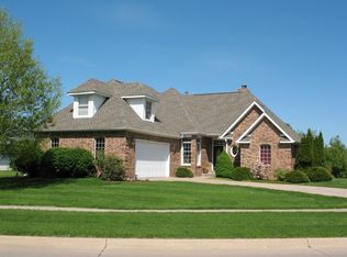 1613 Red Oak Dr, Coralville, IA 52241