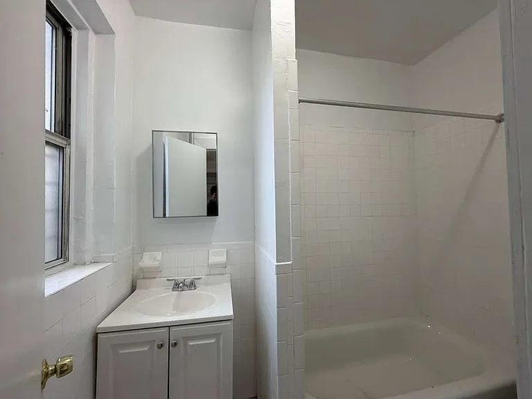 2180 Ryer Ave #4 — Photo 1
