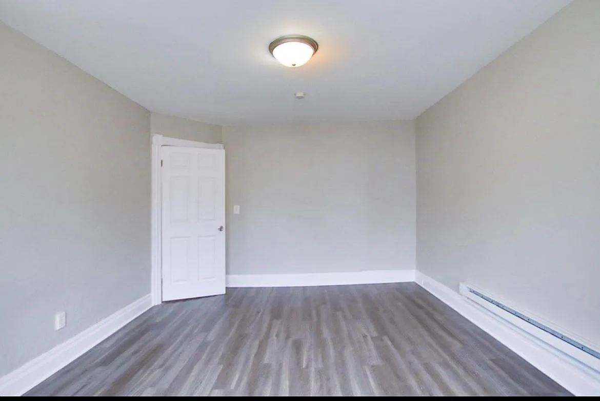 658 Lawson Ave E — Photo 2