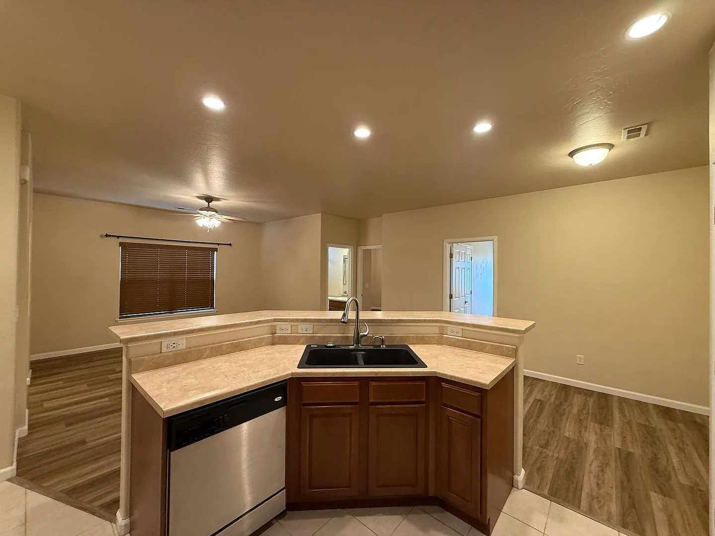 Available Now. New 3 bed, 2 bath townhouse! — Photo 2
