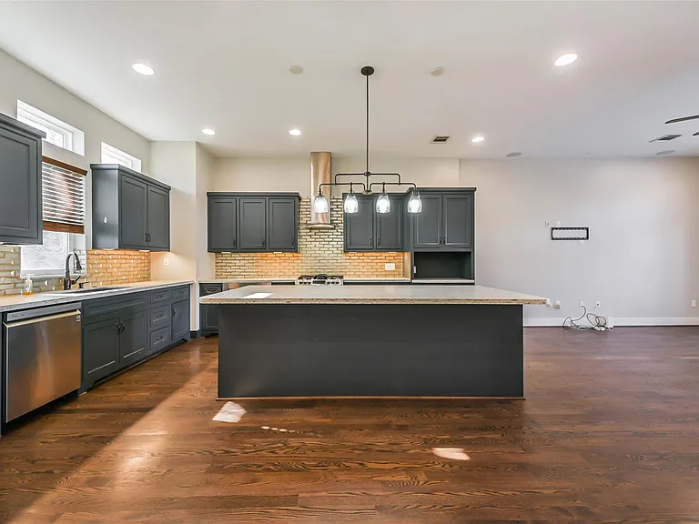 2422 Hadley St — Photo 10