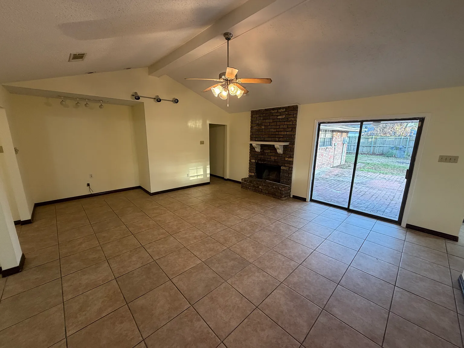 4 bed, 2200 sqft, $1,900 — Photo 4