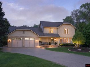 1969 Howard Dr, North Mankato, MN 56003