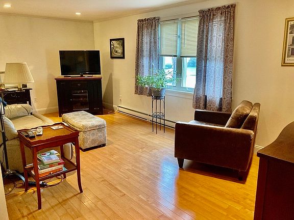 2nd image of 33 Elmwood Park APT 2