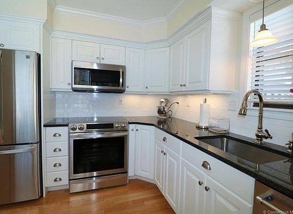 2nd image of 5 Woods Hollow Ct