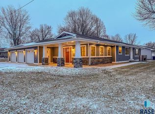 401 S Josephine Ave, Hills, MN 56138