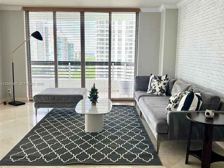 3600 Mystic Pointe Dr #1401 — Photo 4