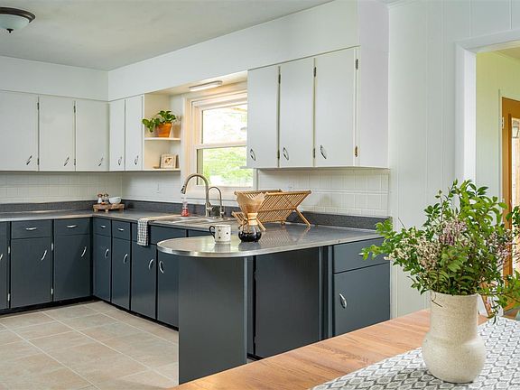 3rd image of 1010 Crescent Dr