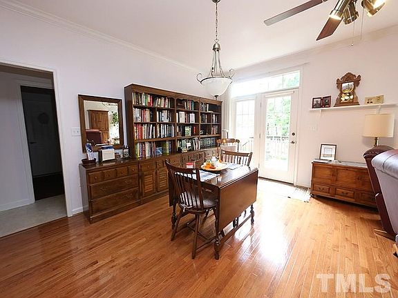 5th image of 215 Emerson Dr