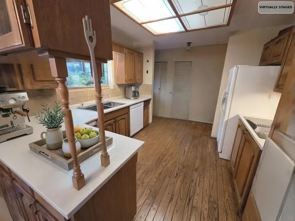 211 Warwick Ave N, Burnaby, BC V5B 1K8