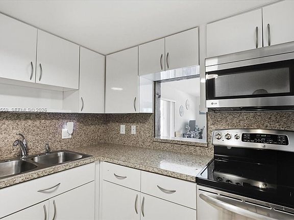 3rd image of 3105 NE 28th St APT 1B