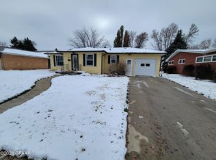627 11th St NW, East Grand Forks, MN 56721