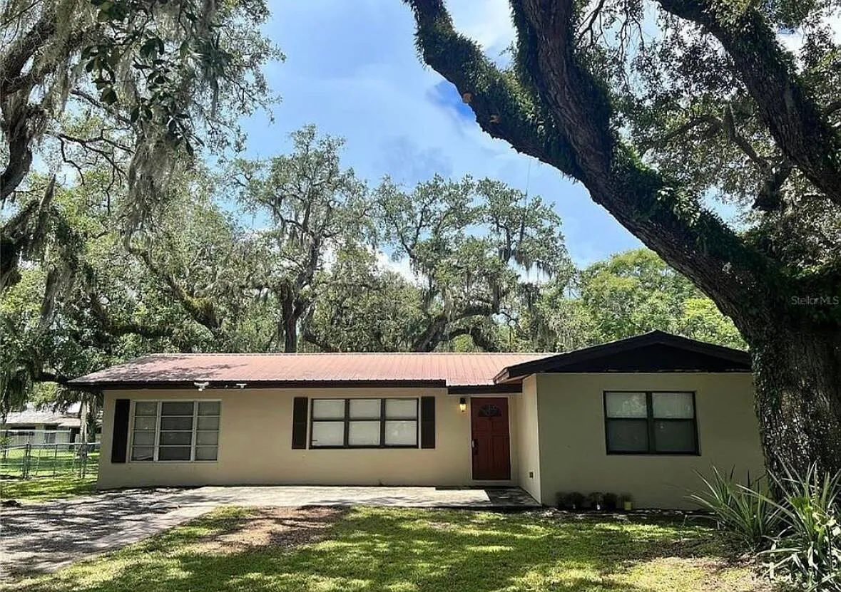 4 bed, 2.0 bath, 1376 sqft, $2,550 — Photo 1