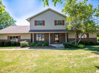 809 W Parkview Ct, Roanoke, IL 61561