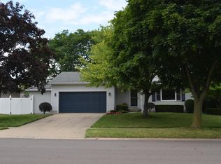 4414 Oakcrest Dr, Lansing, MI 48917