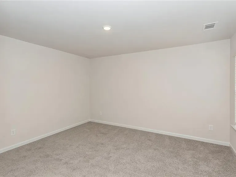 668 Mackenzie Cv — Photo 25