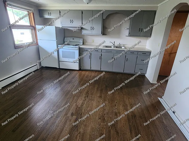 110 E North St — Photo 3
