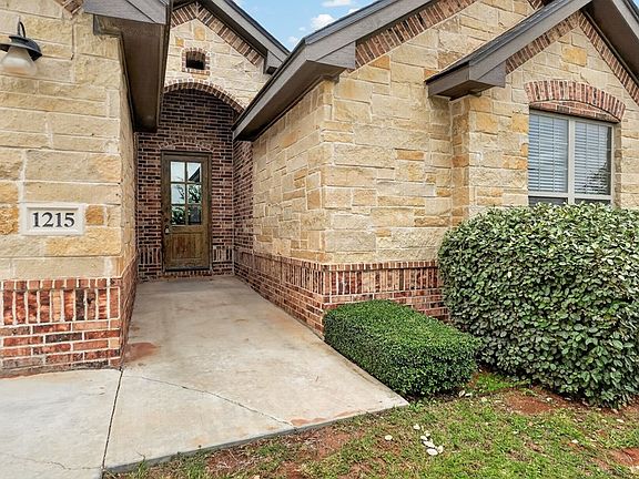 4th image of 1215 Desert Rose Dr
