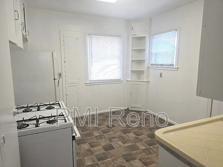 530 Burns St — Photo 5