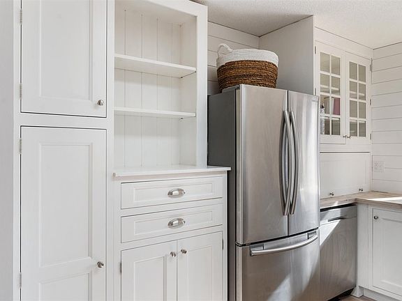 3rd image of 12255 Arbutus Avenue