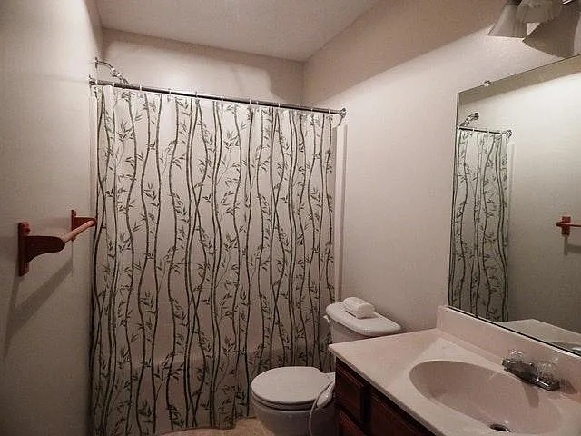 Unit 1 Upstairs Bathroom