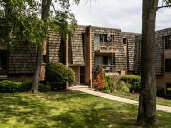1325 Forest Green Dr, Coraopolis, PA 15108