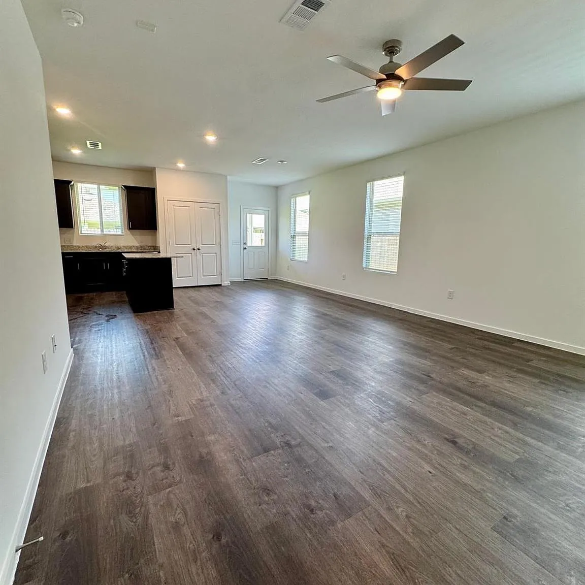 4 bed, 2.5 bath, 2466 sqft, $2,350 — Photo 4