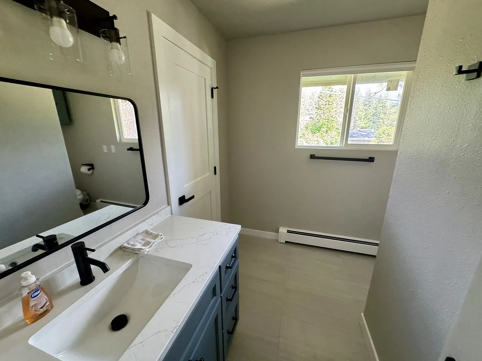 3 bed, 2.5 bath, 2122 sqft, $3,200 — Photo 2