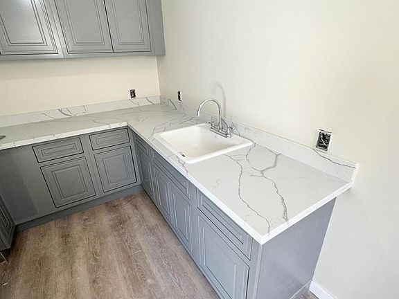 4th image of 2650 Franklin St #28