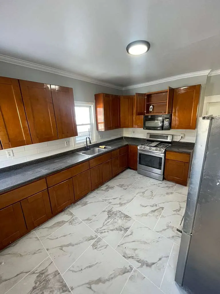 3 bed, $2,400 — Photo 1
