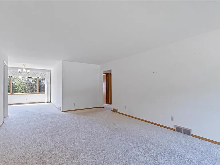 822 W Pleasant St — Photo 4