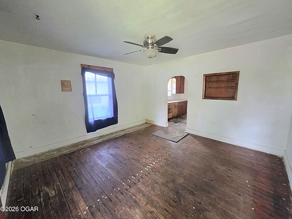 5th image of 211 Main St