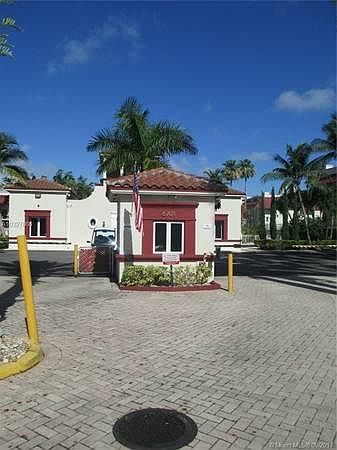 Entrance to Villas of Pinecrest