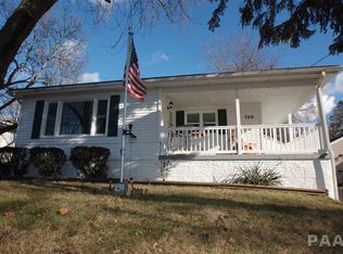 706 E Shore Dr, Pekin, IL 61554