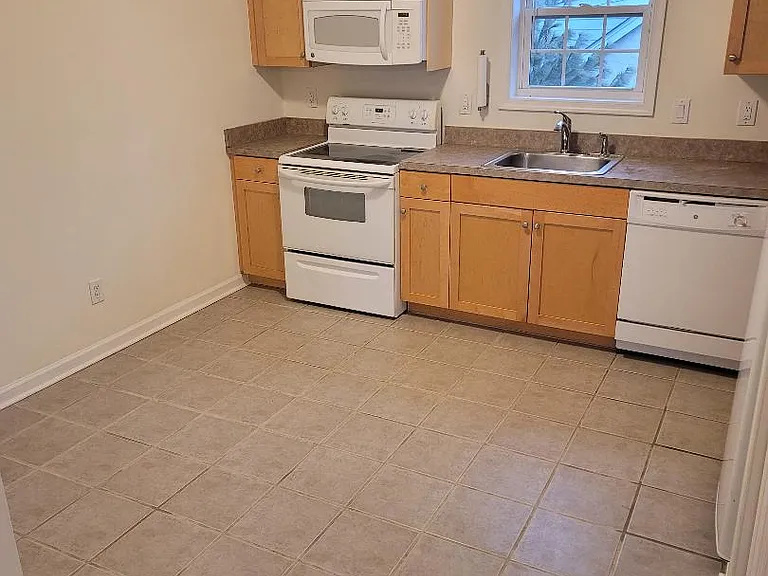 610 Maple Ave — Photo 4