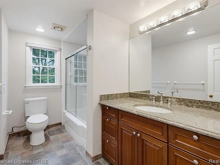 1688 Northlawn Blvd — Photo 38