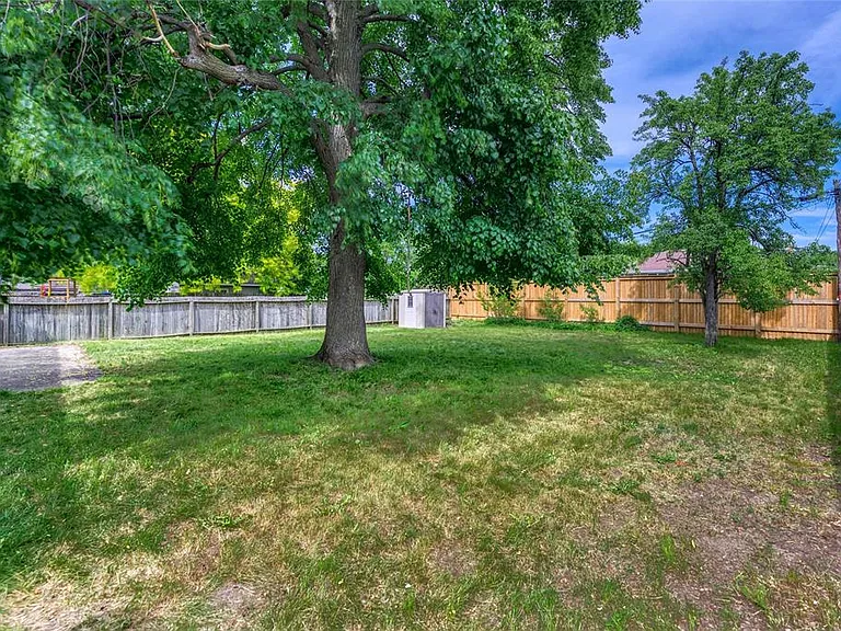 890 Hollands Ave — Photo 42
