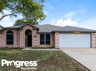 319 Crestview Dr, Arlington, TX 76018