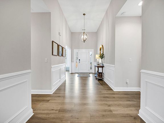 4th image of 510 Mahonia Rd