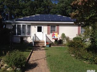 5 Giant Oak Dr W, Ridge, NY 11961