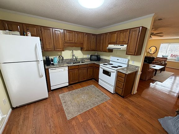 4th image of 1515 S Lumpkin St APT 107